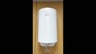 Elektryczny podgrzewacz wody z natychmiastowym magazynowaniem ciepłej wody